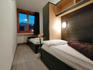 マリッレーヴァにあるResidence Abeteのベッドルーム1室(ベッド2台、窓付)