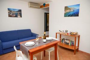 A seating area at Residence I Faraglioni