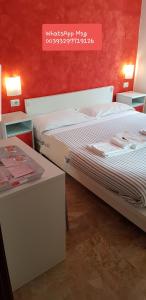 チャンピーノにあるLove Rome Ciampinoのベッドルーム(大型ベッド1台、テーブル付)