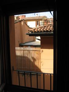 Aussicht aus einem Fenster eines Gebäudes in der Unterkunft Hotel Centrale in Bologna