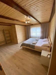 una camera con un grande letto di Котедж Mountain house a Jaremče