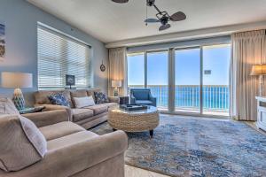 Ein Sitzbereich in der Unterkunft Waterfront PCB Condo with Balcony and Beach Gear!