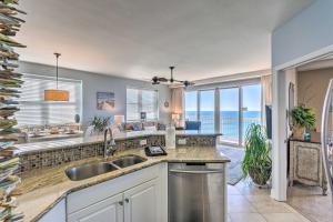 uma cozinha com um lavatório e vista para o oceano em Waterfront PCB Condo with Balcony and Beach Gear! em Panama City Beach