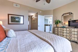 Ein Bett oder Betten in einem Zimmer der Unterkunft Waterfront PCB Condo with Balcony and Beach Gear!