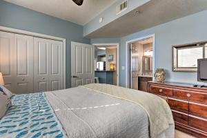 Ein Bett oder Betten in einem Zimmer der Unterkunft Waterfront PCB Condo with Balcony and Beach Gear!