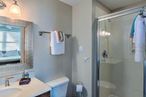 Ein Badezimmer in der Unterkunft Waterfront PCB Condo with Balcony and Beach Gear!