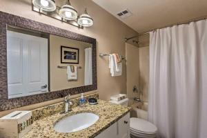 Ein Badezimmer in der Unterkunft Waterfront PCB Condo with Balcony and Beach Gear!