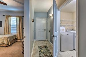 Ein Bett oder Betten in einem Zimmer der Unterkunft Waterfront PCB Condo with Balcony and Beach Gear!