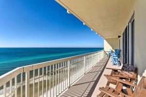 Ein Balkon oder eine Terrasse in der Unterkunft Waterfront PCB Condo with Balcony and Beach Gear!