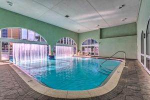 Der Swimmingpool an oder in der Nähe von Waterfront PCB Condo with Balcony and Beach Gear!