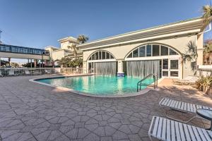 ein Schwimmbad vor einem Gebäude in der Unterkunft Waterfront PCB Condo with Balcony and Beach Gear! in Panama City Beach
