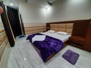 A bed or beds in a room at Abrol residency