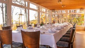 a long dining room with a long table and chairs at Gasthof Ungerberg in Neustadt in Sachsen