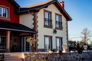 una casa de color rojo y blanco en Mulagueta -Restauração e Turismo Rural en Vale de la Mula