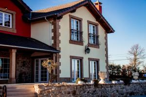 uma casa com um vermelho e branco em Mulagueta -Restaurao e Turismo Rural em Vale de la Mula