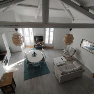 an overhead view of a living room with a table and chairs at Hotel-Restaurant Du Port in Mèze