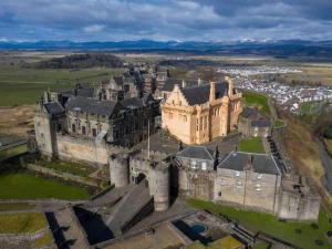 uma vista aérea de um castelo na Irlanda em Lovely 1-Bed House in Stirling em Stirling