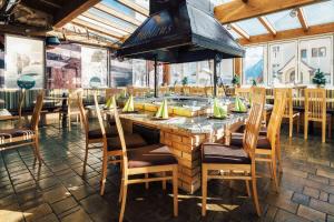a dining room with a long table and chairs at Die Reblaus in Ladis