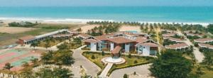 Grand-PopoMillenium Popo Beach Hotel的海滩附近度假村的空中景致
