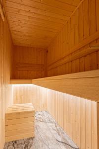 an empty wooden sauna with a bench in it at U Repy in Bańska