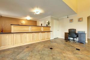 a court room with a bench and a chair at Scottish Inns in DeSoto