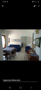 sala de estar con mesa y sofá azul en Belview Positano en Positano