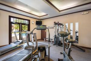 un gimnasio con cintas de correr y bicicletas estáticas en una habitación en Cayuga Blu, en Ithaca