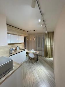 Η κουζίνα ή μικρή κουζίνα στο Kataeva 12 - Estaya Str by StayInn +5 φωτογραφίες