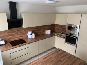 Kuchyňa alebo kuchynka v ubytovaní Beta Apartman