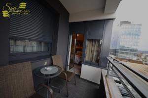 Ein Balkon oder eine Terrasse in der Unterkunft Spa Apartman Banja Luka