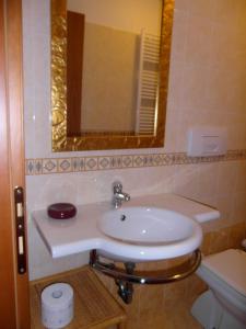 A bathroom at Ali
