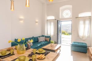 sala de estar con sofá azul y mesa en Villa Anemona Tinos en Kalloni Tinou