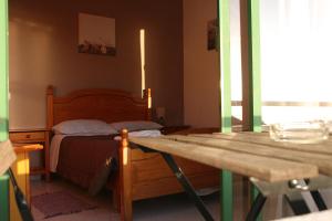 Łóżko lub łóżka w pokoju w obiekcie La Palma Hostel by Pension Central