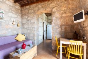 a living room with a purple couch and a table at Eco Holidays House Raíces in Fasnia