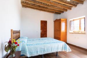 A bed or beds in a room at Eco Holidays House Raíces