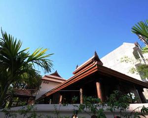 a building with a roof on top of it at Villa Korbhun Khinbua in Chiang Mai