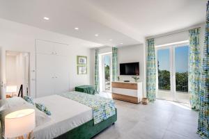Posteľ alebo postele v izbe v ubytovaní Villa Andrilla by Feeling Italy with Pool, Views, Concierge, in the TOWN CENTRE + 37 fotografií