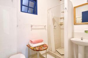 baño con ducha y taburete con toallas en Residence Picinguaba, en Picinguaba
