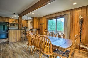 Η κουζίνα ή μικρή κουζίνα στο Peaceful Pines Estes Park Home Longs Peak View