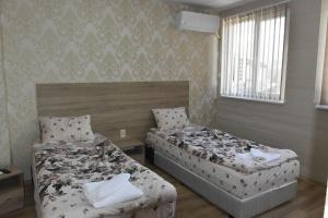 - une chambre avec 2 lits dans l'établissement Suhin Dol Hotel, à Belimel