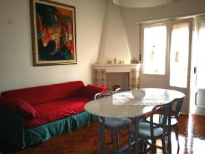 sala de estar con sofá rojo y mesa en Il Ciclamino, en Alberobello