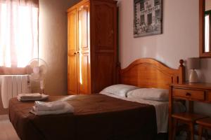 Łóżko lub łóżka w pokoju w obiekcie La Palma Hostel by Pension Central