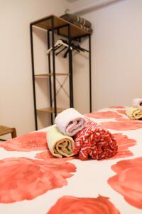 un grupo de toallas sentadas encima de una cama en COL DE RIF Appartamento Storico nelle Dolomiti, en Falcade
