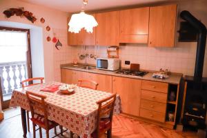 Kuchyň nebo kuchyňský kout v ubytování COL DE RIF Piccolo Appartamento Storico Dolomiti