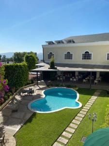 an image of a backyard with a swimming pool at Hotel Mirador Plaza in San Salvador