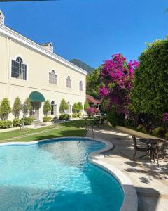 a swimming pool in front of a building at Hotel Mirador Plaza in San Salvador