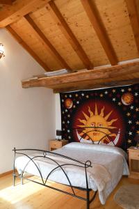 - une chambre avec un lit orné d'une peinture murale dans l'établissement La casa del Ghiro - PARCO DOLOMITI BELLUNESI, à Corazzai