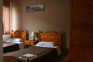 Łóżko lub łóżka w pokoju w obiekcie La Palma Hostel by Pension Central