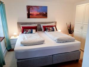 1 cama blanca grande con 2 almohadas en Naturoase Mühlviertel, en Sankt Johann am Wimberg