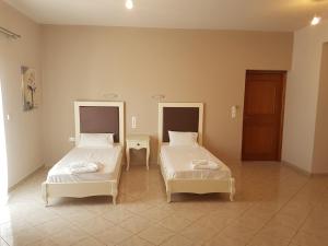 um quarto com duas camas num quarto em Konstantinos Apartments em Ammoudia